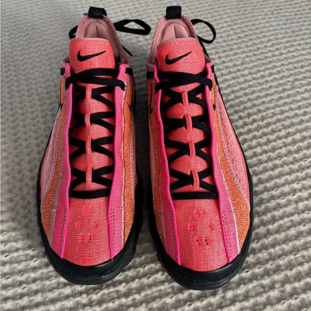 New Nike Flyknit Bloom sneakers. Size 8